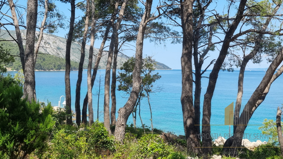 Attraente terreno edificabile in prima fila dal mare sull'isola di Hvar!