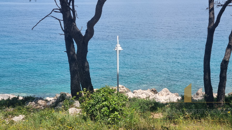 Attraente terreno edificabile in prima fila dal mare sull'isola di Hvar!