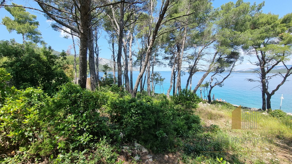 Attraente terreno edificabile in prima fila dal mare sull'isola di Hvar!