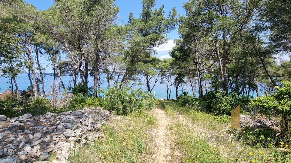 Attraente terreno edificabile in prima fila dal mare sull'isola di Hvar!