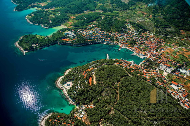 Atraktivno građevinsko zemljište 1. red od mora  na otoku Hvaru!