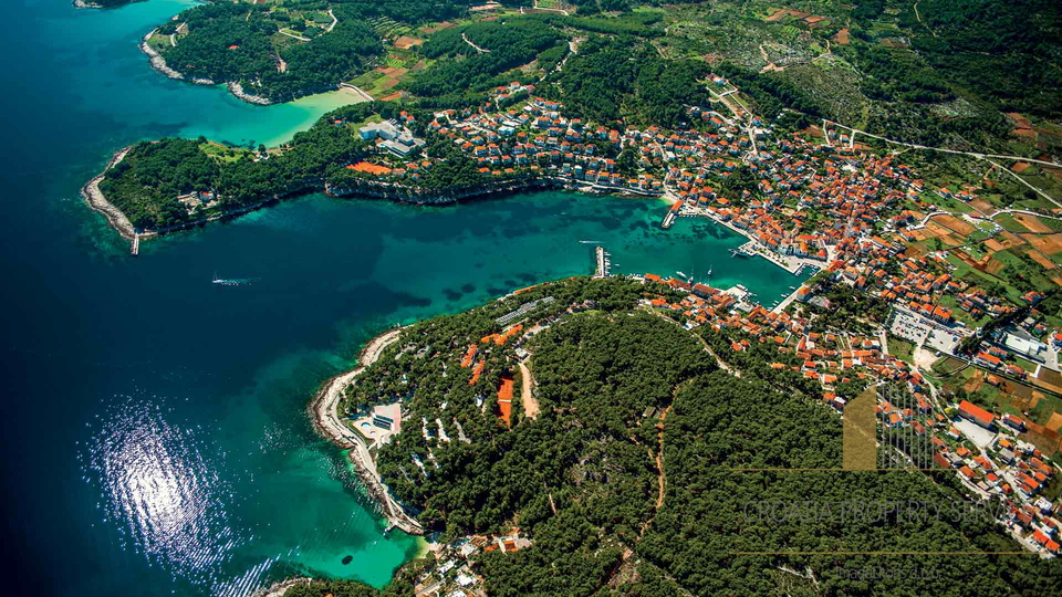 Attraente terreno edificabile in prima fila dal mare sull'isola di Hvar!
