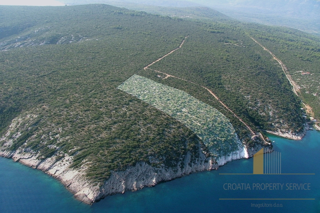 Poljoprivredno zemljište površine 18.500 m2 prvi red uz more - Otok Hvar!