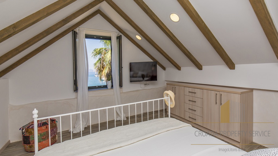 Bellissima casa in pietra, prima fila sul mare, sull'isola di Šipan!