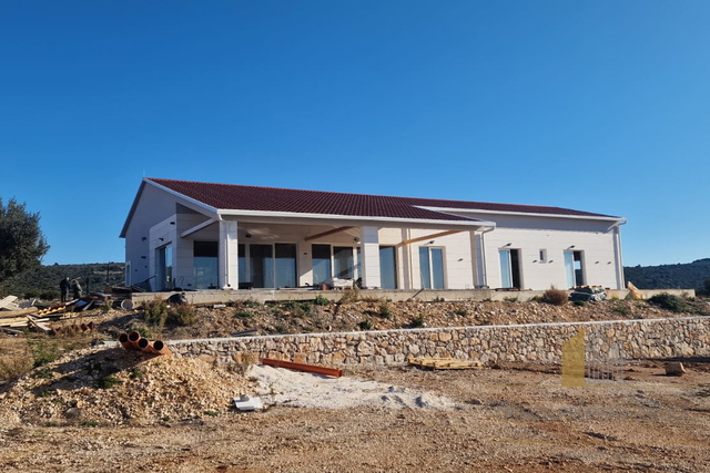 Prekrasna vila na parceli od 20.135 m² s panoramskim pogledom iznad Rogoznice!