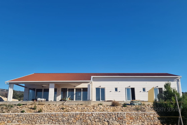 Splendida villa su un terreno di 20.135 m² con vista panoramica sopra Rogoznica!