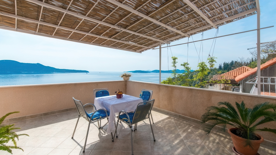 Beautiful villa in the first row by the sea and a beautiful beach near Dubrovnik&excl;