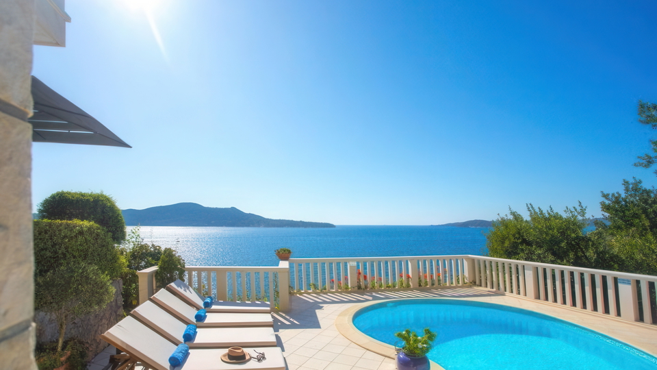 Beautiful villa in the first row by the sea and a beautiful beach near Dubrovnik&excl;