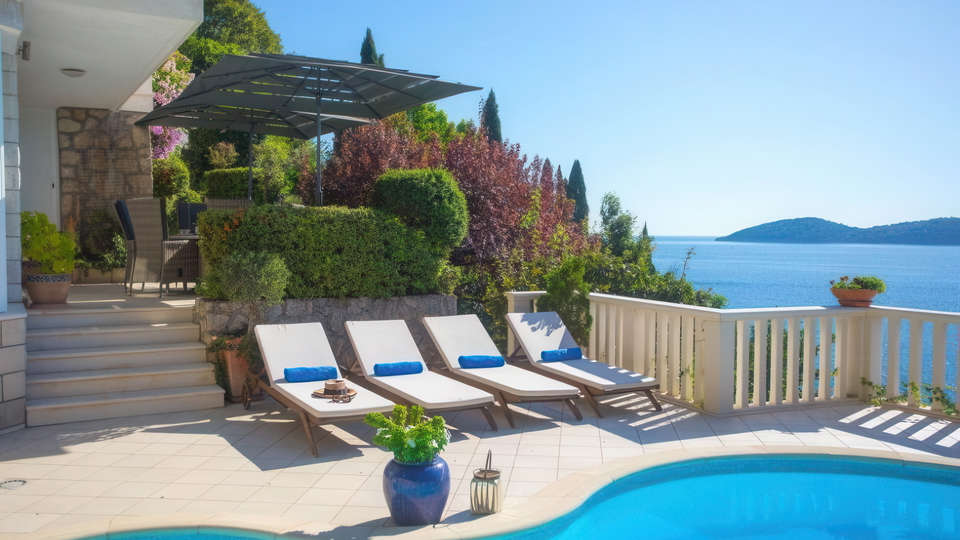 Beautiful villa in the first row by the sea and a beautiful beach near Dubrovnik&excl;