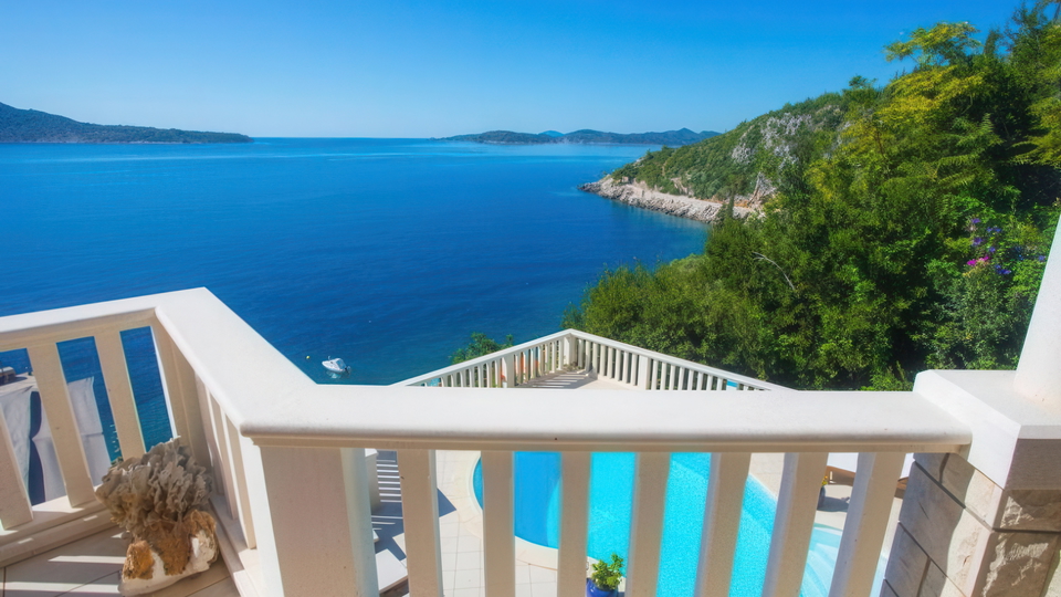 Beautiful villa in the first row by the sea and a beautiful beach near Dubrovnik&excl;
