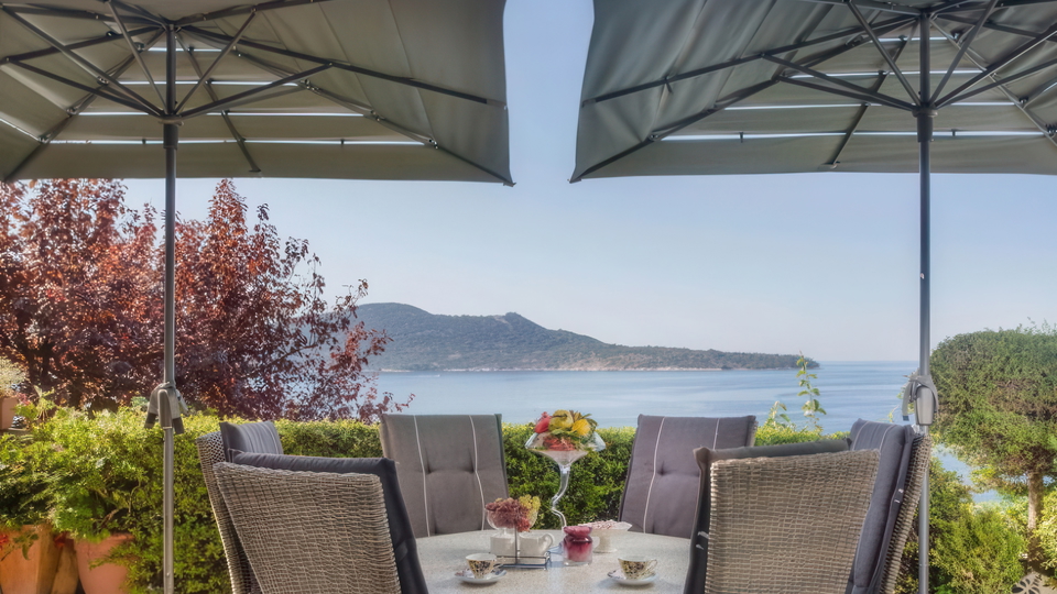 Beautiful villa in the first row by the sea and a beautiful beach near Dubrovnik&excl;