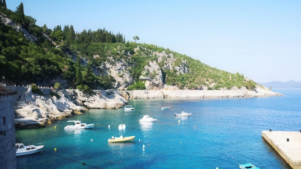 Beautiful villa in the first row by the sea and a beautiful beach near Dubrovnik&excl;