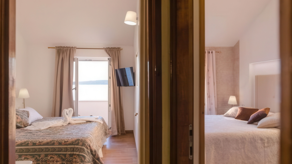 Beautiful villa in the first row by the sea and a beautiful beach near Dubrovnik&excl;