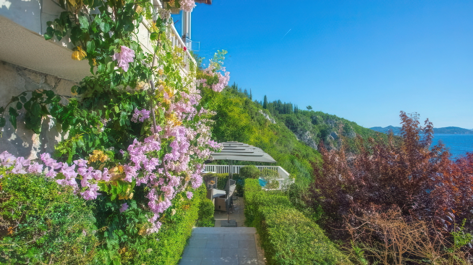 Beautiful villa in the first row by the sea and a beautiful beach near Dubrovnik&excl;