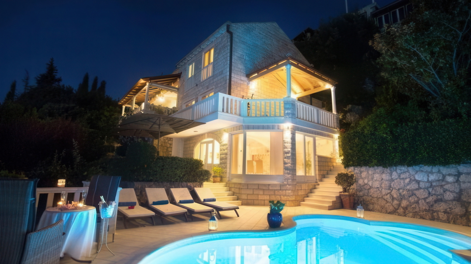 Beautiful villa in the first row by the sea and a beautiful beach near Dubrovnik&excl;