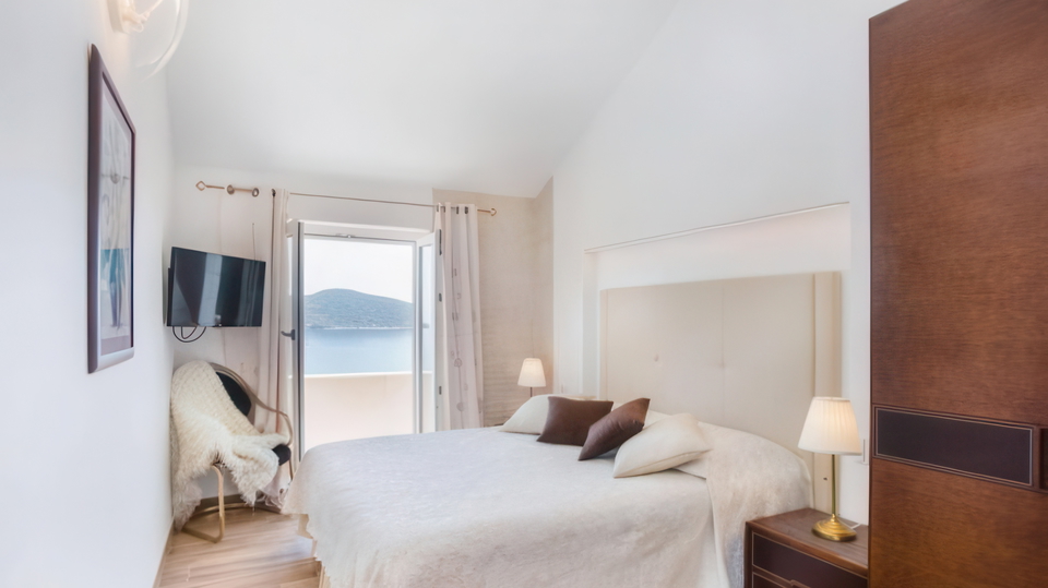 Beautiful villa in the first row by the sea and a beautiful beach near Dubrovnik&excl;