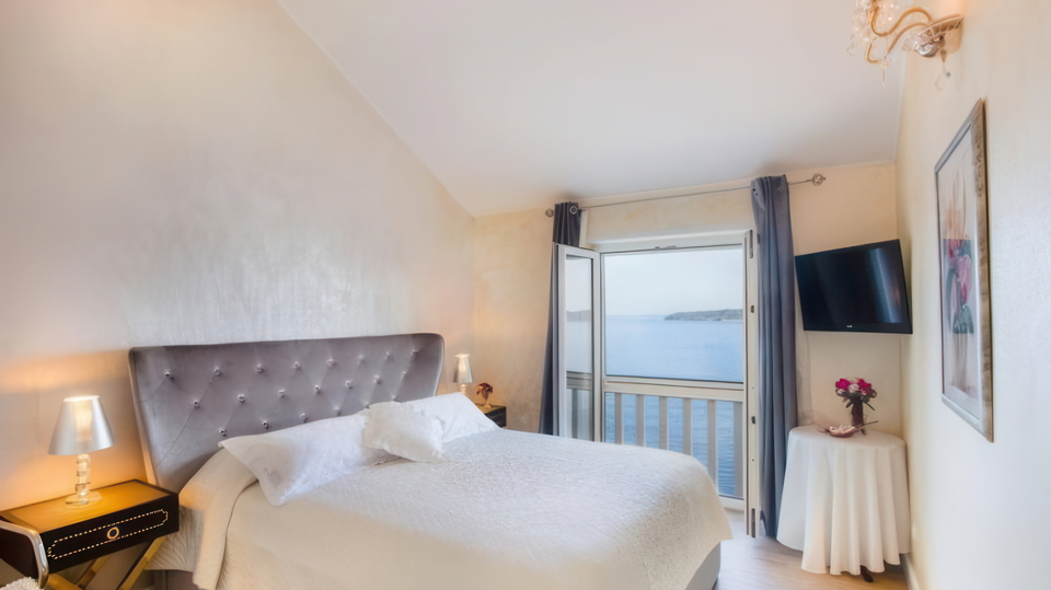 Beautiful villa in the first row by the sea and a beautiful beach near Dubrovnik&excl;