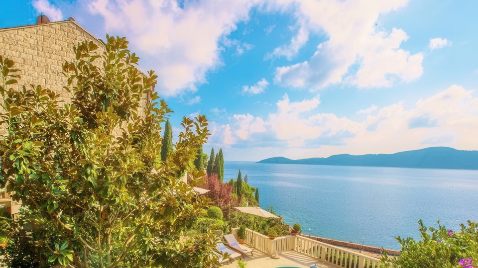 Beautiful villa in the first row by the sea and a beautiful beach near Dubrovnik&excl;