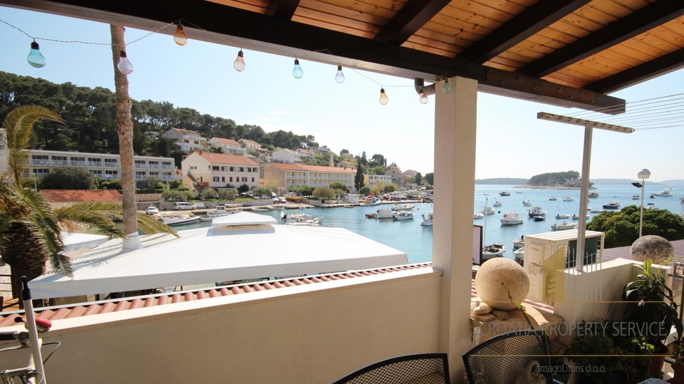 Zweizimmerwohnung in exklusiver Lage, erste Reihe am Meer – Hvar!