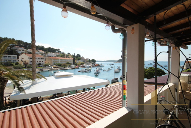 Zweizimmerwohnung in exklusiver Lage, erste Reihe am Meer – Hvar!