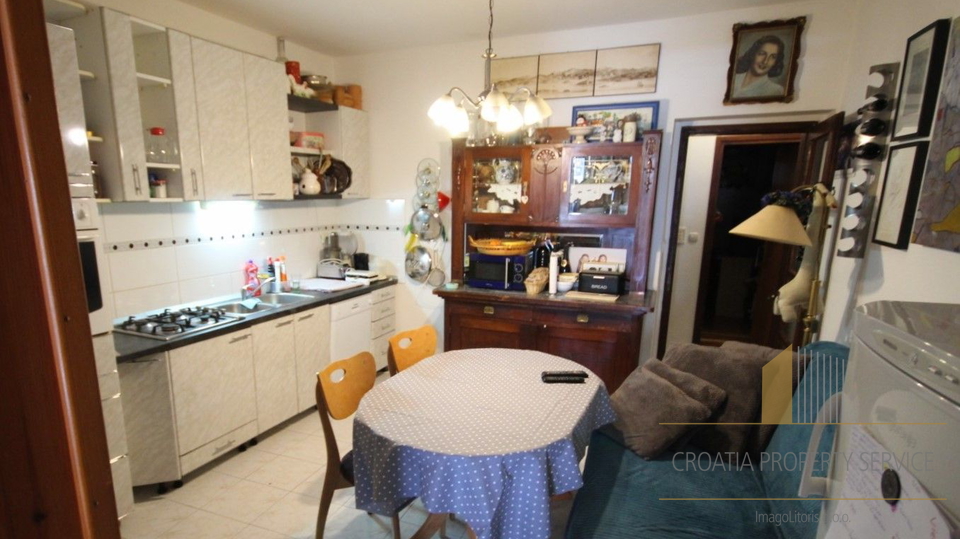 Četverosoban stan na prestižnoj lokaciji prvi red uz more - Hvar!