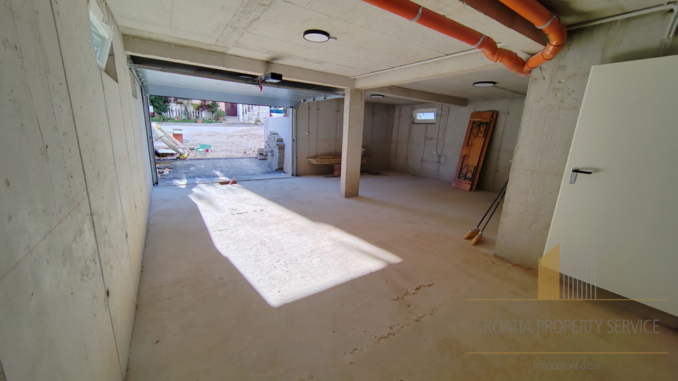 Edificio in ottima posizione a 400 m dal mare a Kaštel Štafilić!