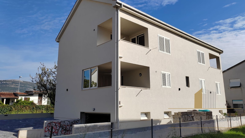 Edificio in ottima posizione a 400 m dal mare a Kaštel Štafilić!