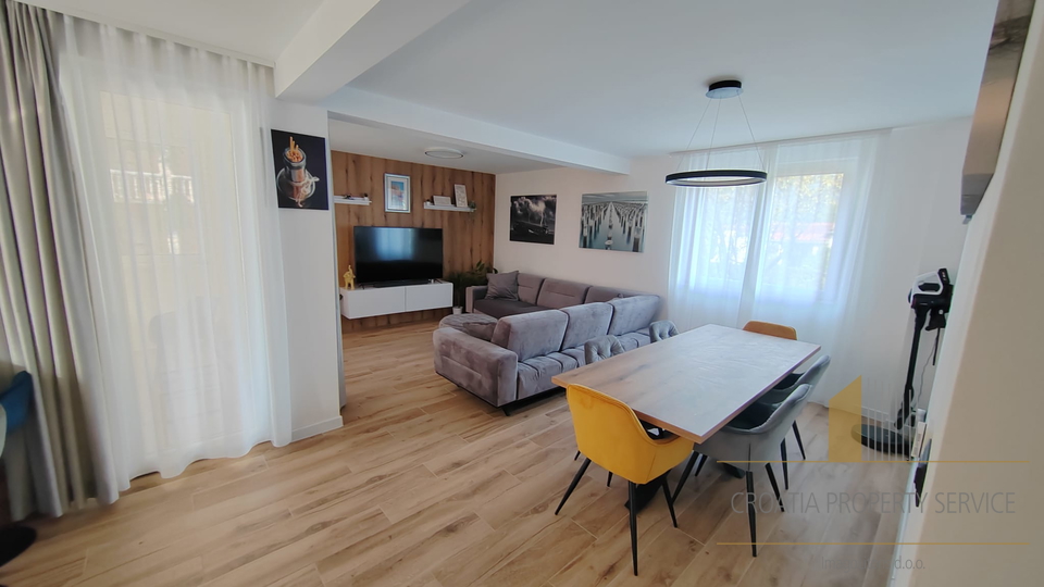 Edificio in ottima posizione a 400 m dal mare a Kaštel Štafilić!