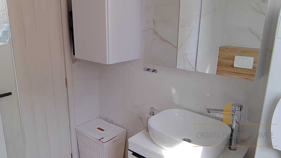 Edificio in ottima posizione a 400 m dal mare a Kaštel Štafilić!