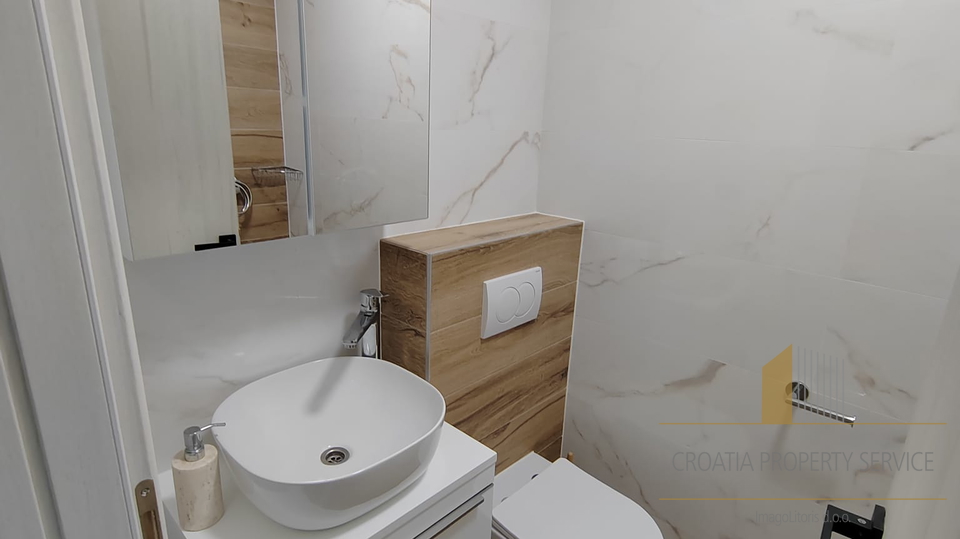 Edificio in ottima posizione a 400 m dal mare a Kaštel Štafilić!