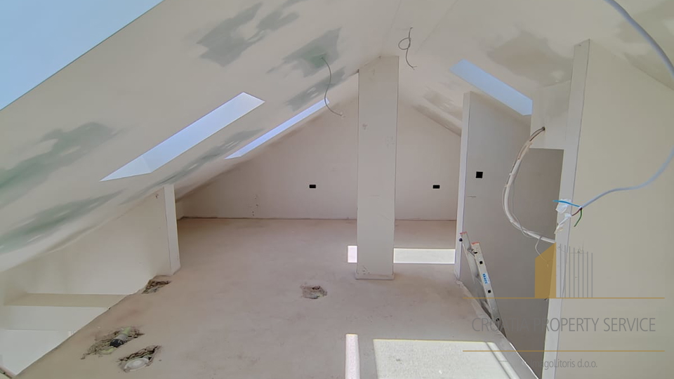 Edificio in ottima posizione a 400 m dal mare a Kaštel Štafilić!