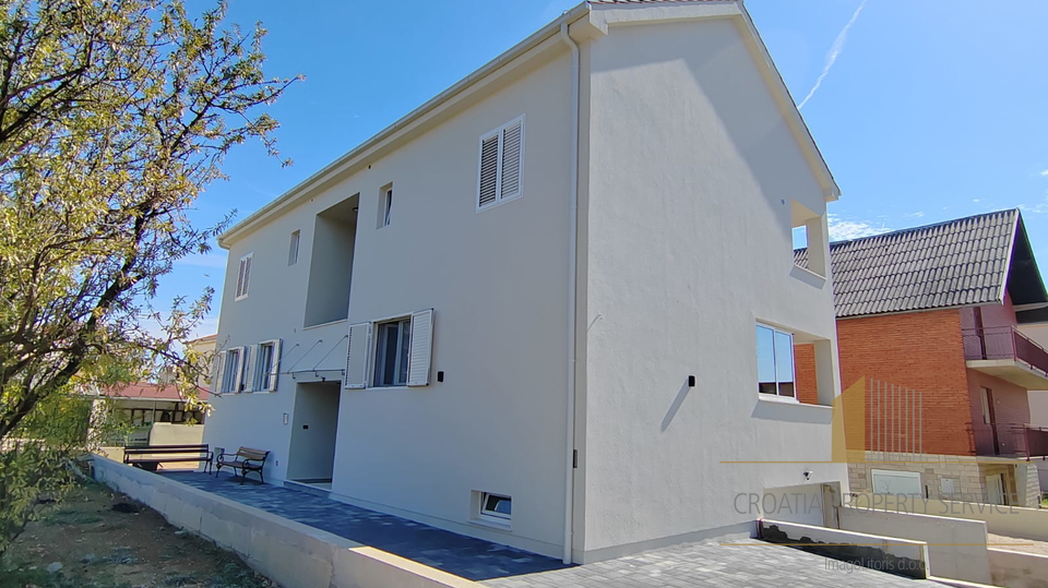 Edificio in ottima posizione a 400 m dal mare a Kaštel Štafilić!