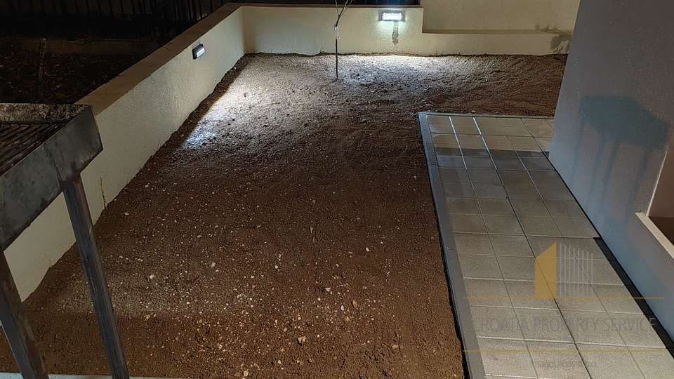 Edificio in ottima posizione a 400 m dal mare a Kaštel Štafilić!