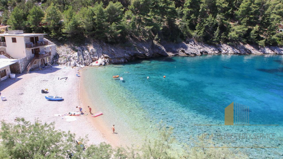 Predivna apartmanska kuća na plaži s projektom za boutique hotel na otoku Hvaru!