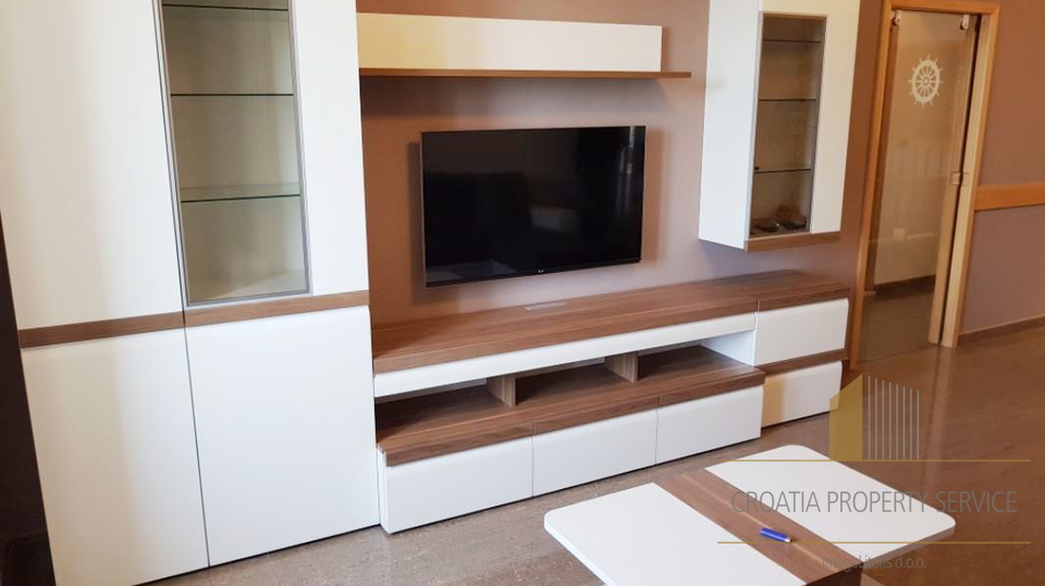 Appartamento bilocale attraente sul lungomare di Makarska!