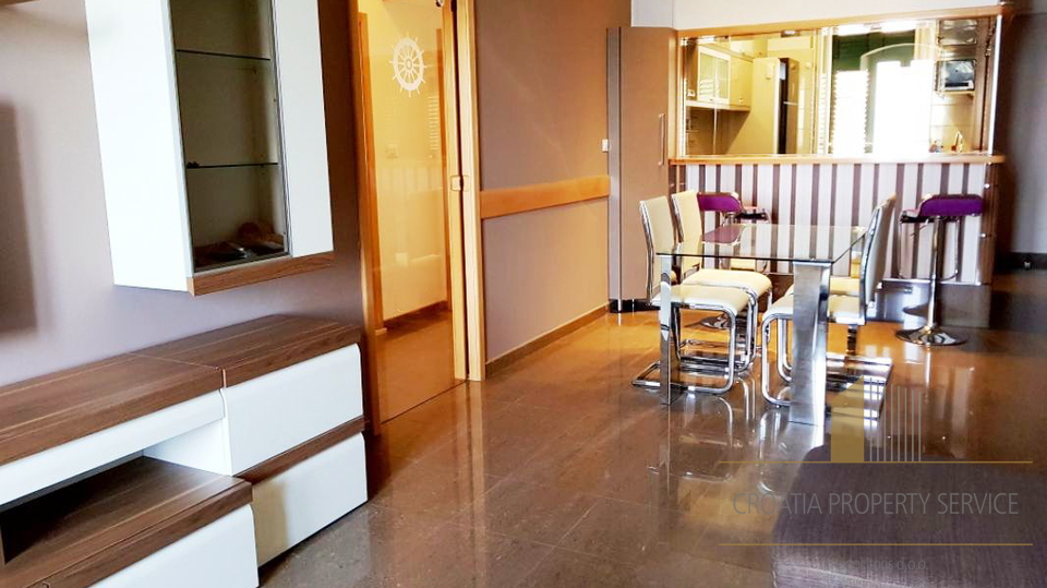 Appartamento bilocale attraente sul lungomare di Makarska!