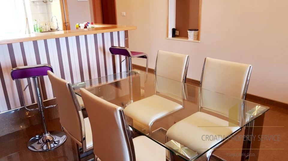 Appartamento bilocale attraente sul lungomare di Makarska!