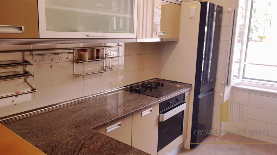 Appartamento bilocale attraente sul lungomare di Makarska!