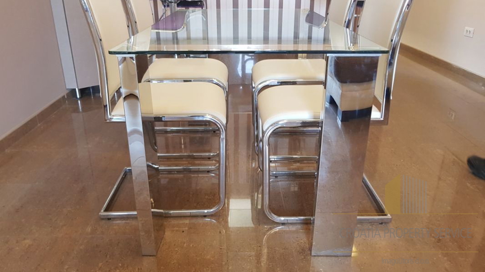 Appartamento bilocale attraente sul lungomare di Makarska!