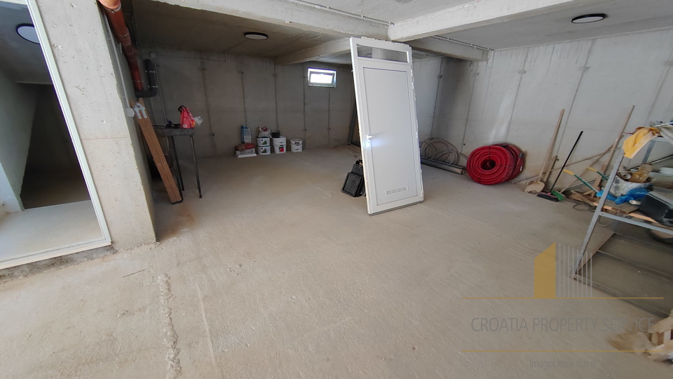 Zweistöckige Wohnung in attraktiver Lage 400 m vom Meer entfernt - Kaštela!