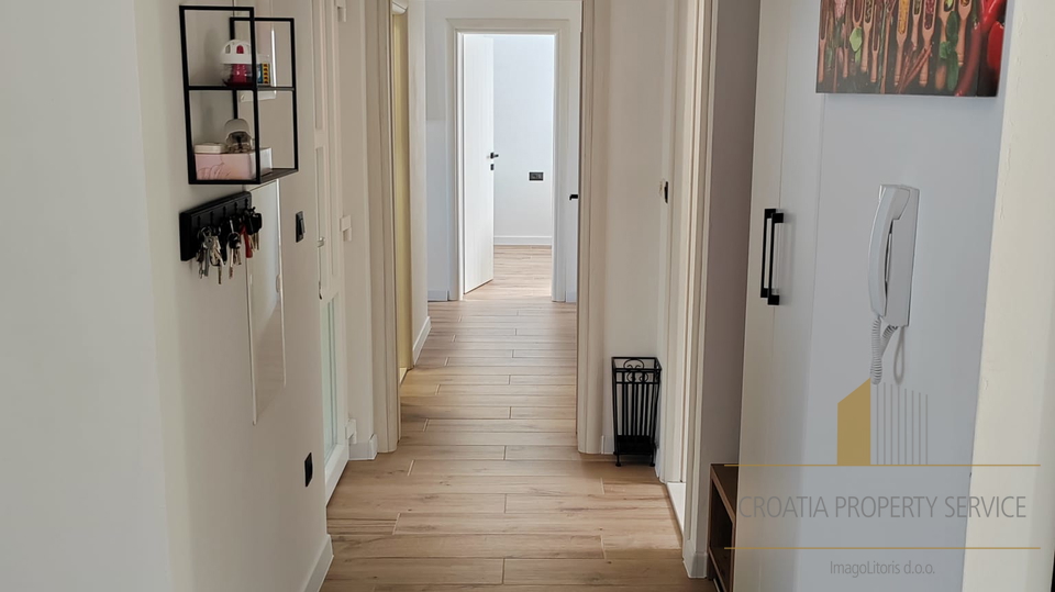 Zweistöckige Wohnung in attraktiver Lage 400 m vom Meer entfernt - Kaštela!