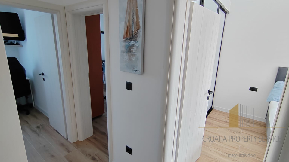 Zweistöckige Wohnung in attraktiver Lage 400 m vom Meer entfernt - Kaštela!