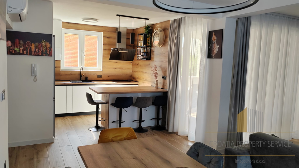 Zweistöckige Wohnung in attraktiver Lage 400 m vom Meer entfernt - Kaštela!