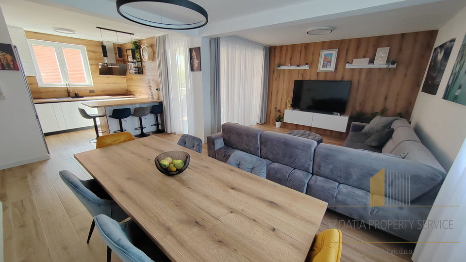 Zweistöckige Wohnung in attraktiver Lage 400 m vom Meer entfernt - Kaštela!