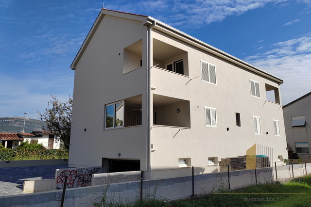 Zweistöckige Wohnung in attraktiver Lage 400 m vom Meer entfernt - Kaštela!