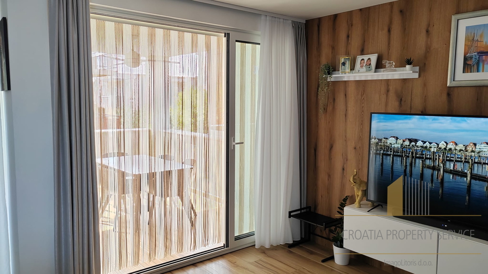 Zweistöckige Wohnung in attraktiver Lage 400 m vom Meer entfernt - Kaštela!