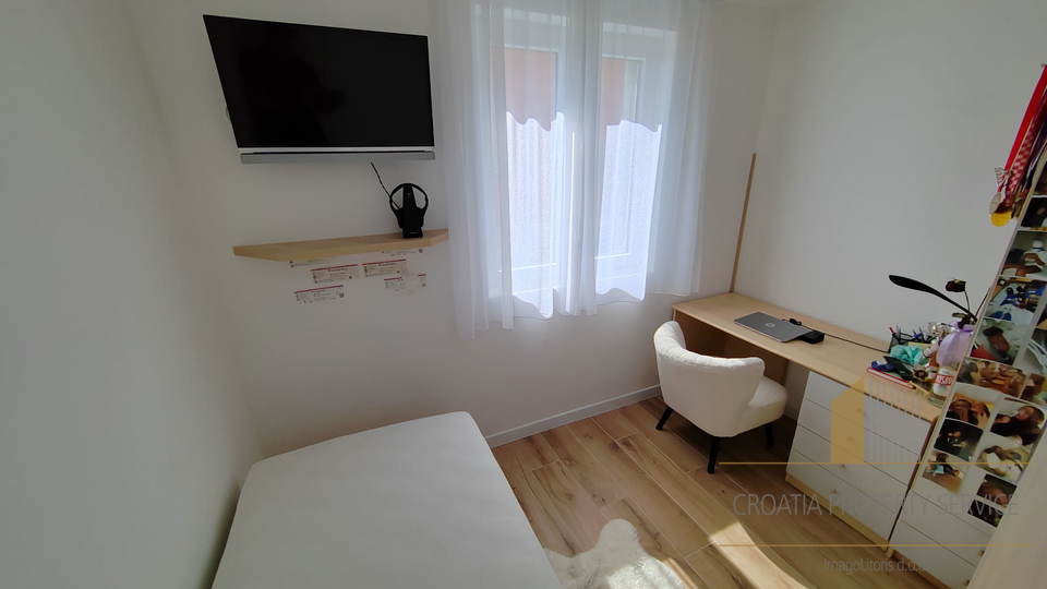 Zweistöckige Wohnung in attraktiver Lage 400 m vom Meer entfernt - Kaštela!