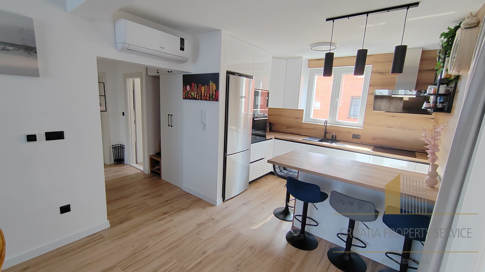 Zweistöckige Wohnung in attraktiver Lage 400 m vom Meer entfernt - Kaštela!