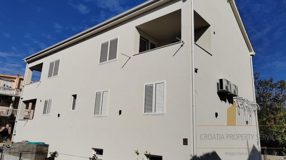 Zweistöckige Wohnung in attraktiver Lage 400 m vom Meer entfernt - Kaštela!