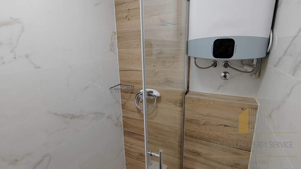Zweistöckige Wohnung in attraktiver Lage 400 m vom Meer entfernt - Kaštela!